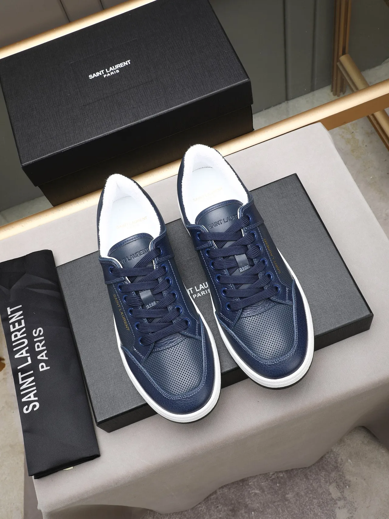 Saint Laurent Navy पेबल्ड चमड़ा छिद्रित पैनल जीवनशैली स्नीकर 2