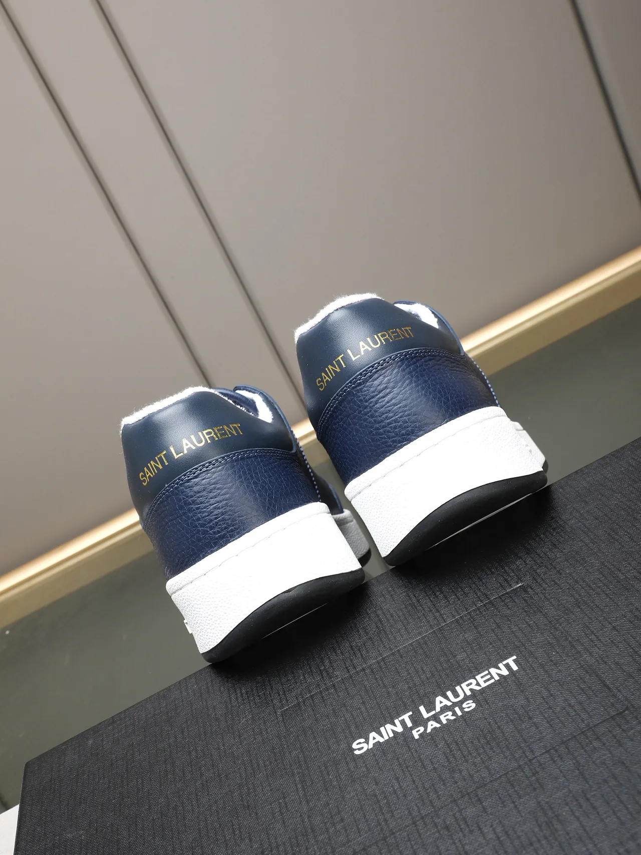 Saint Laurent Navy पेबल्ड चमड़ा छिद्रित पैनल जीवनशैली स्नीकर 3