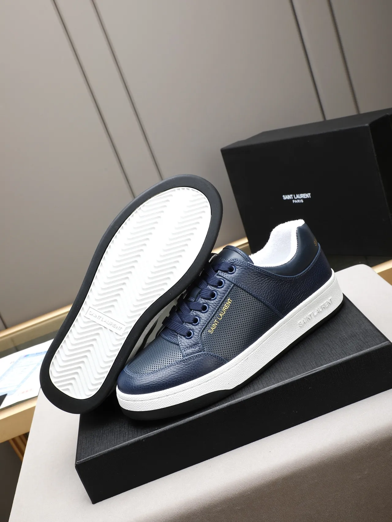 Saint Laurent Navy पेबल्ड चमड़ा छिद्रित पैनल जीवनशैली स्नीकर 4