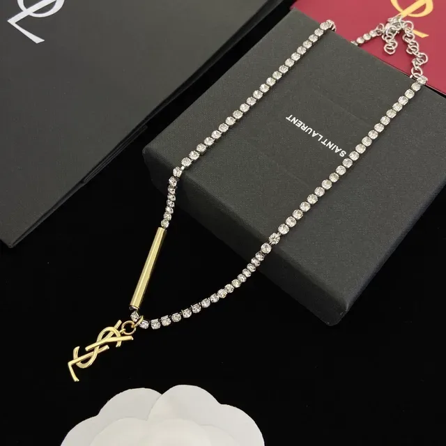 Saint Laurent قلادة سلسلة فضية وذهبية مرصعة بالكريستال، معلقة YSL Monogram 5