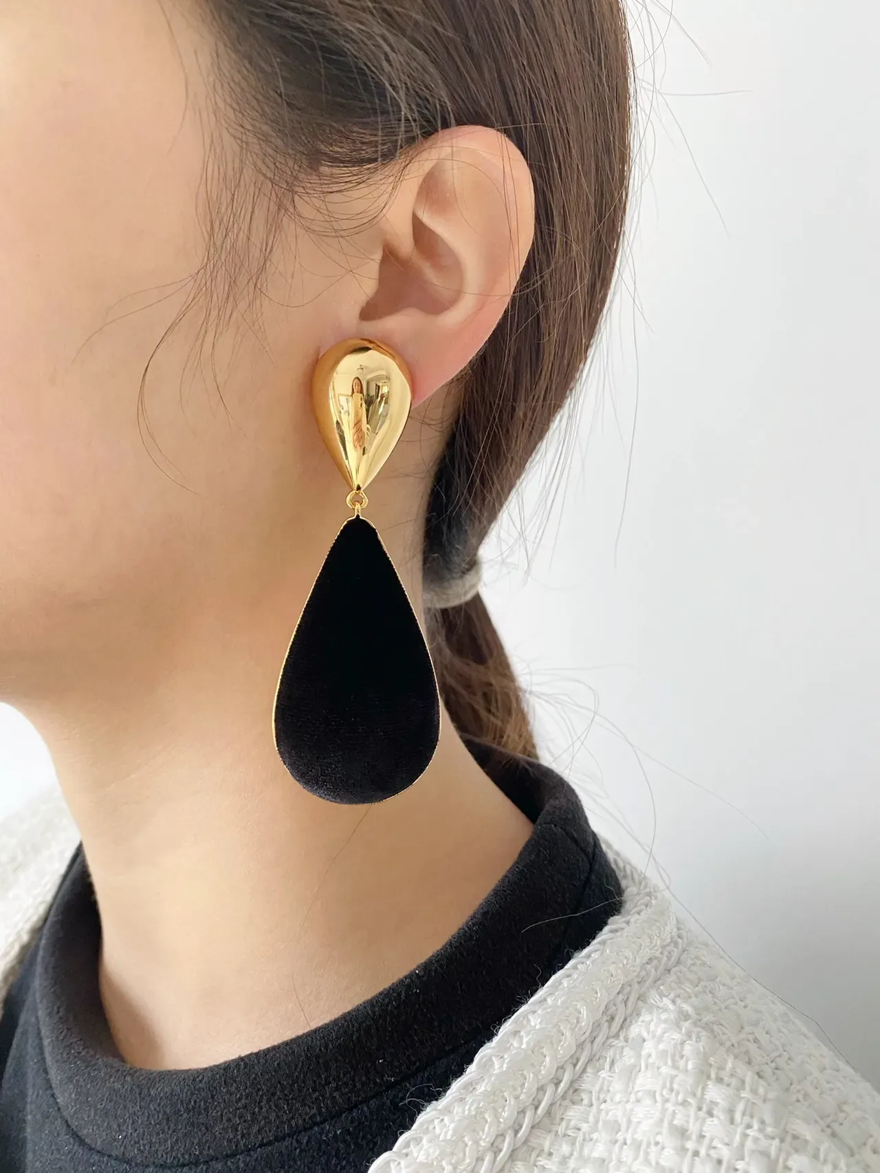 Saint Laurent Brincos pendentes de veludo preto e dourado na forma de lágrima 2