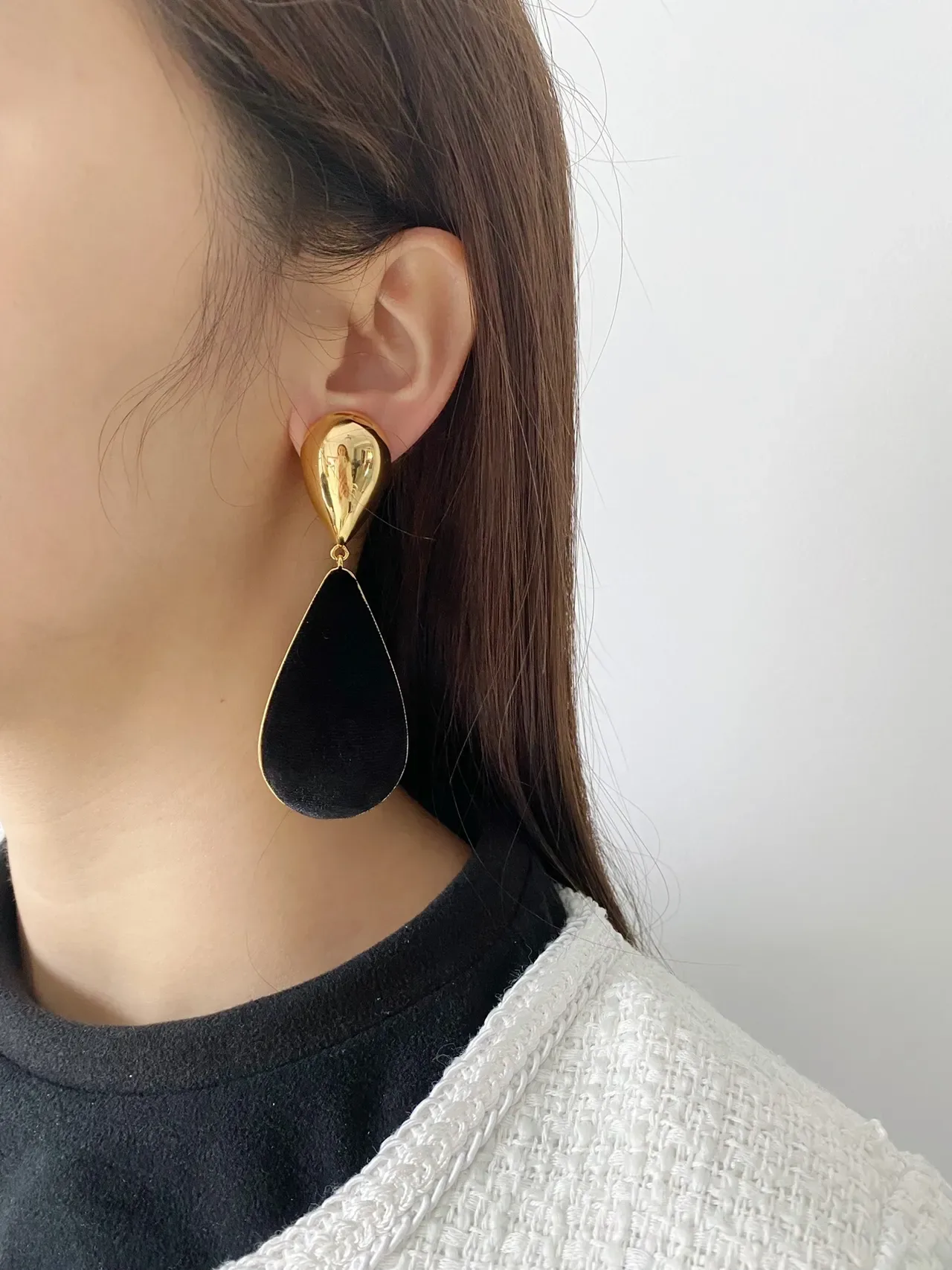 Saint Laurent Brincos pendentes de veludo preto e dourado na forma de lágrima 3
