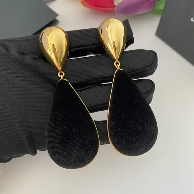 Saint Laurent Brincos pendentes de veludo preto e dourado na forma de lágrima 6
