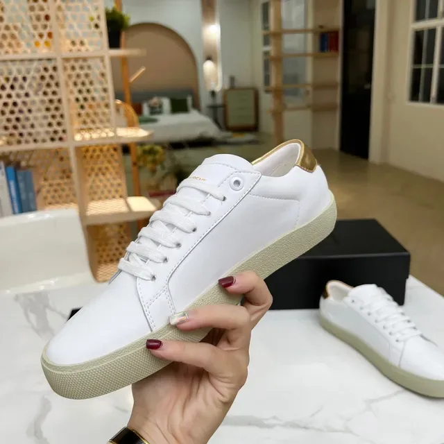 Sneakers lifestyle Saint Laurent blanches et dorées brodées 5