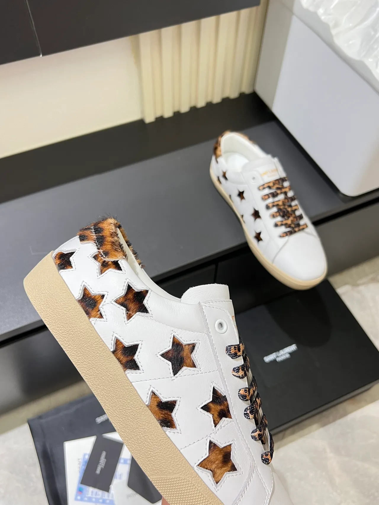 Saint Laurent Zapatillas Lifestyle Blancas Marrones De Cuero Con Cordones De Estampado De Leopardo 3