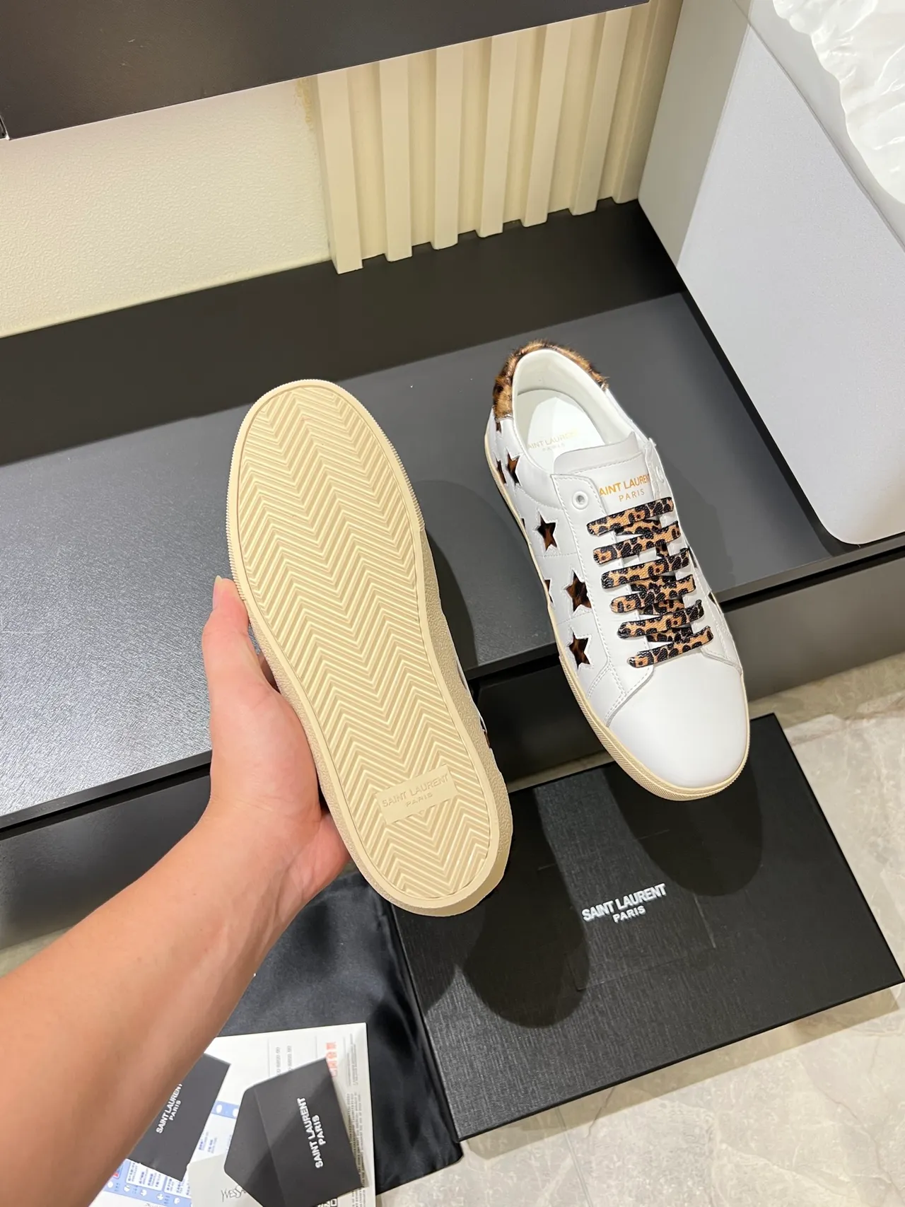 Saint Laurent Zapatillas Lifestyle Blancas Marrones De Cuero Con Cordones De Estampado De Leopardo 4