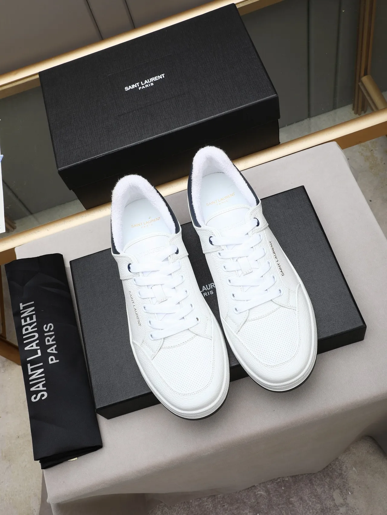 Saint Laurent सफेद नेवी परफोरेटेड लेदर ऊपरी सतह टेक्सचर्ड मिडसोल लाइफस्टाइल स्नीकर्स 2