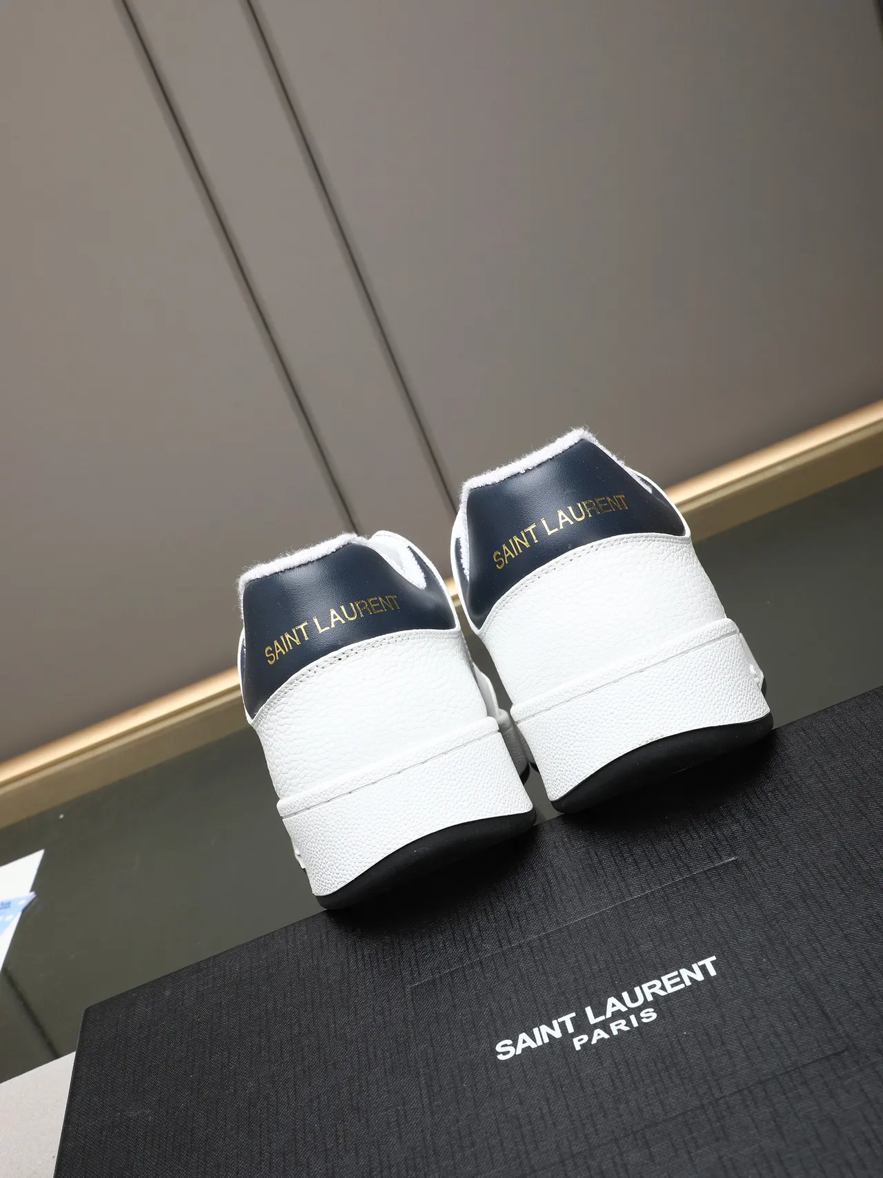 Saint Laurent सफेद नेवी परफोरेटेड लेदर ऊपरी सतह टेक्सचर्ड मिडसोल लाइफस्टाइल स्नीकर्स 3