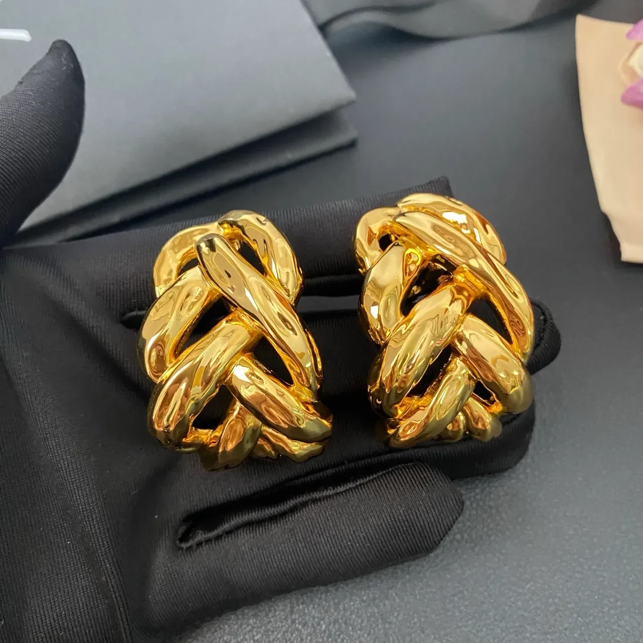 Saint Laurent Boucles d'oreilles chaîne tissée dorée 6