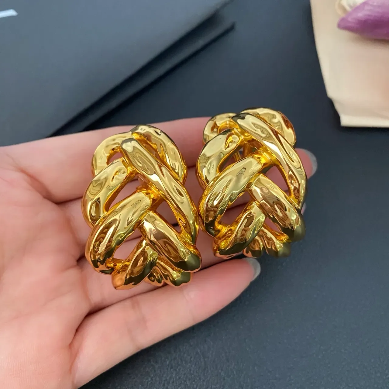 Saint Laurent Boucles d'oreilles chaîne tissée dorée 9