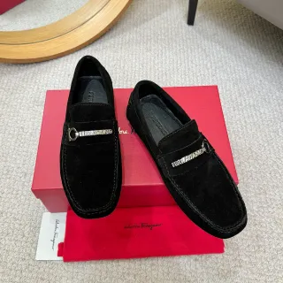 Salvatore Ferragamo Gancini حذاء ليفر أسود سويدي