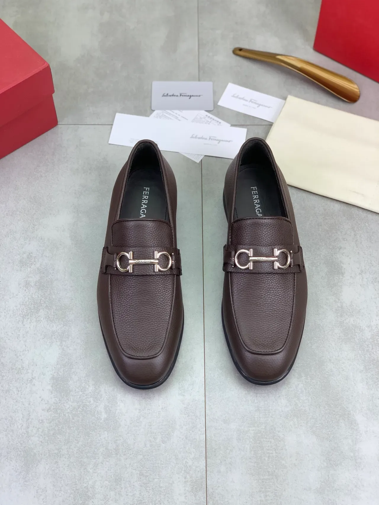 Salvatore Ferragamo Gancini لوفر جلد بني مقشور 4