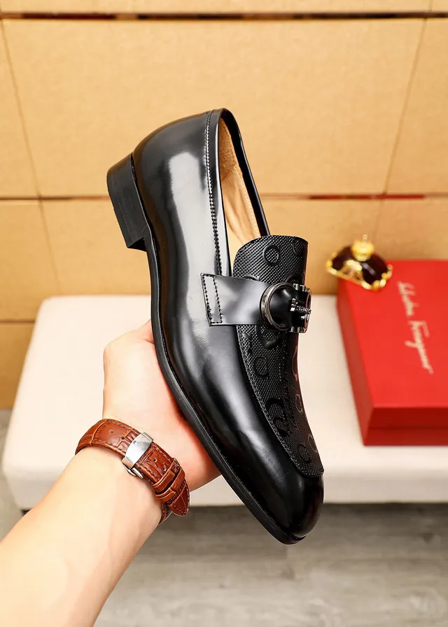 Salvatore Ferragamo Gancini Loafer حذاء لوفر أسود جلد لامع ومظلل 5