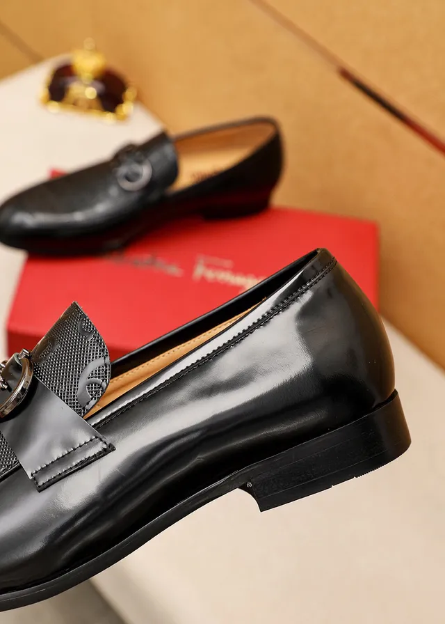 Salvatore Ferragamo Gancini Loafer حذاء لوفر أسود جلد لامع ومظلل 7