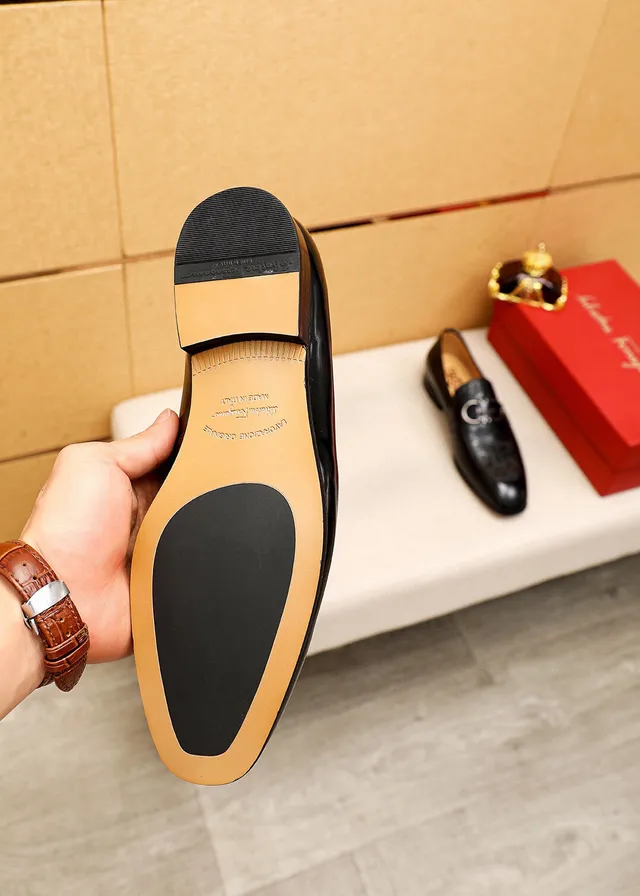 Salvatore Ferragamo Gancini Loafer حذاء لوفر أسود جلد لامع ومظلل 9
