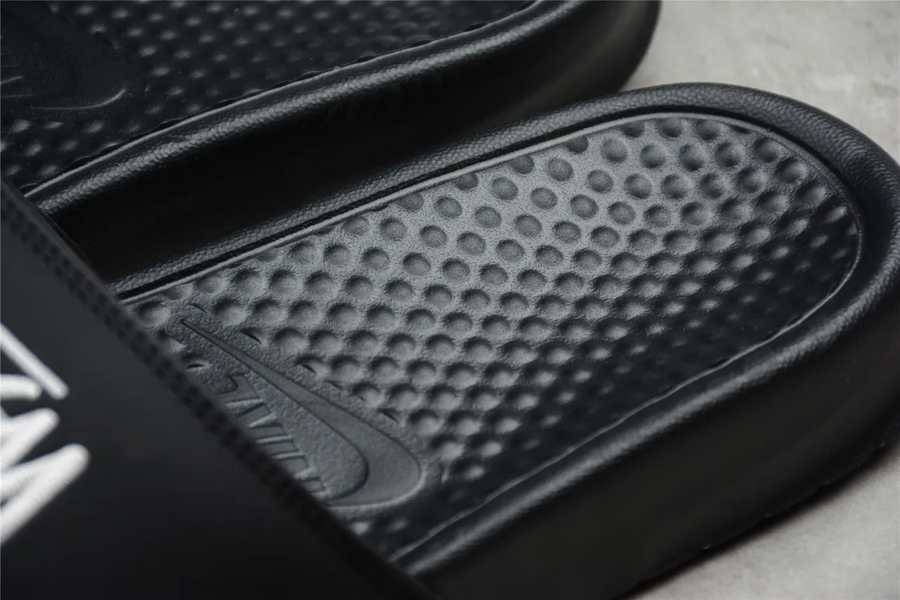 Stussy x Nike Benassi JDI Chinelo Preto 4