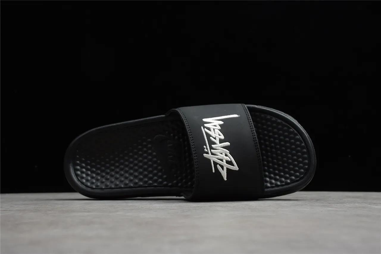 Stussy x Nike Benassi JDI Chinelo Preto 9