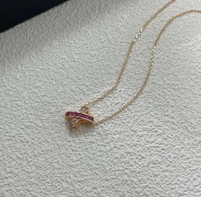 Tiffany & Co. Colar com pingente de ouro rosa em forma de X entrelaçado com safiras engastadas em canal 2