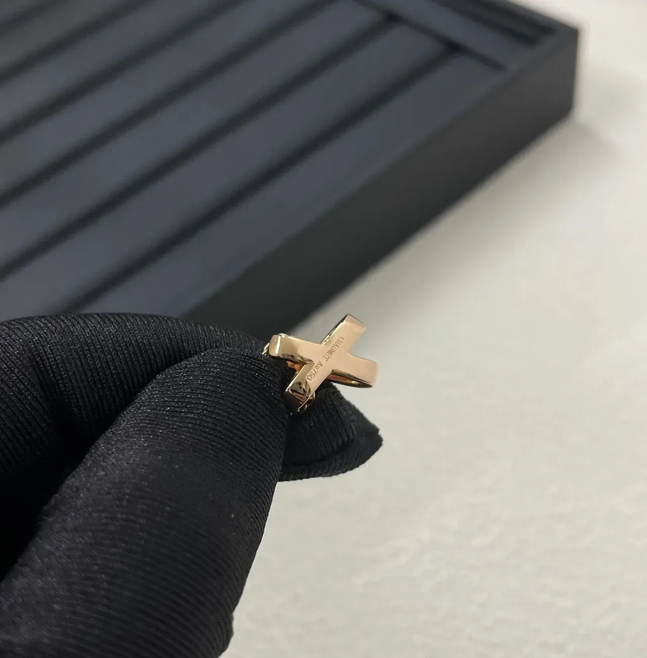 Tiffany & Co. Colar com pingente de ouro rosa em forma de X entrelaçado com safiras engastadas em canal 3