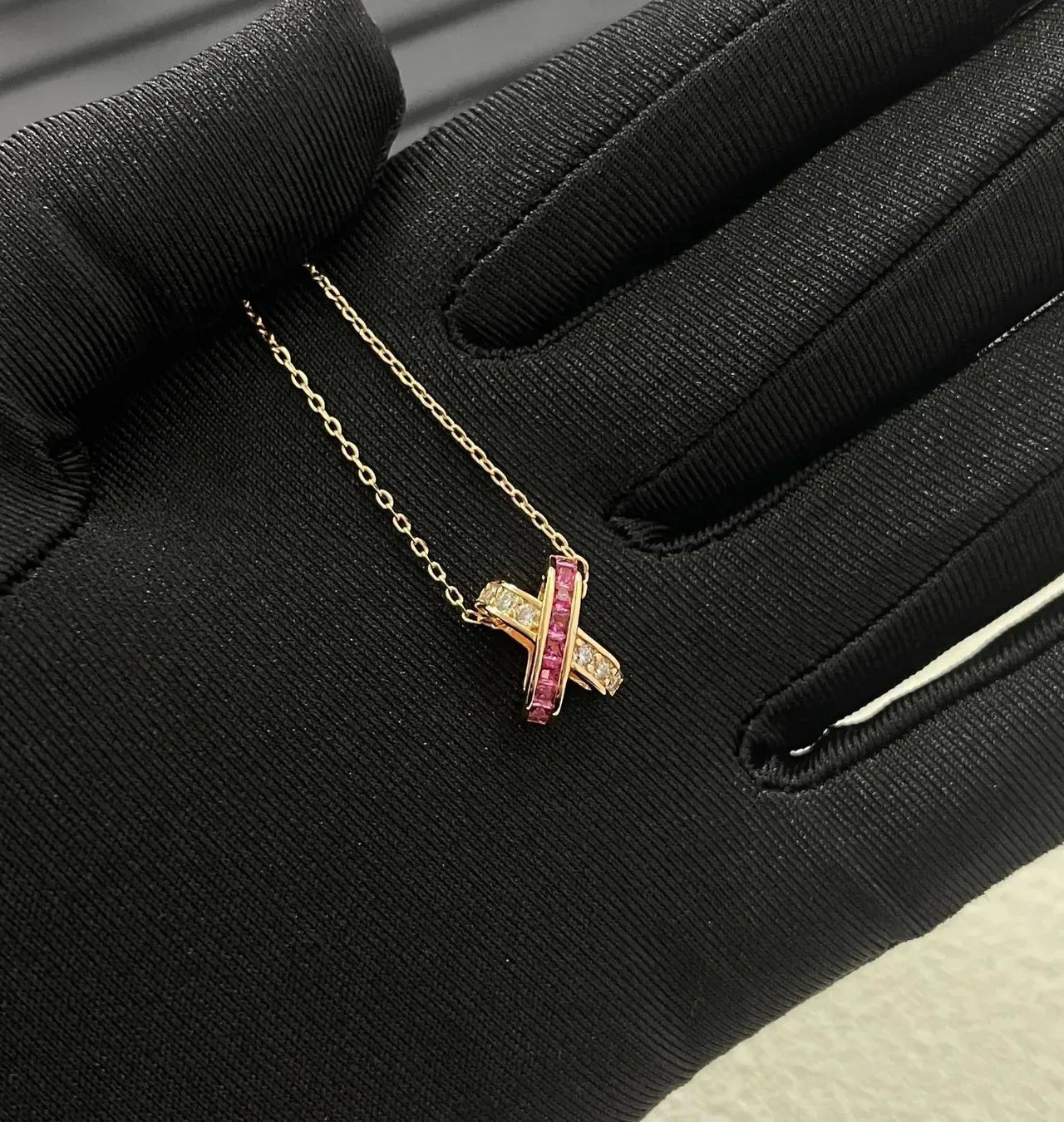 Tiffany & Co. Colar com pingente de ouro rosa em forma de X entrelaçado com safiras engastadas em canal 4