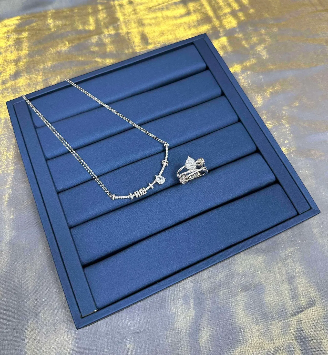 Tiffany & Co. Anillo de banda doble con piedra central en forma de pera pavé-set de plata y navy 7