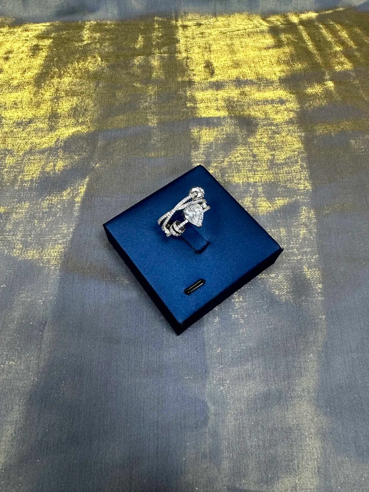 Tiffany & Co. Anillo de banda doble con piedra central en forma de pera pavé-set de plata y navy 8