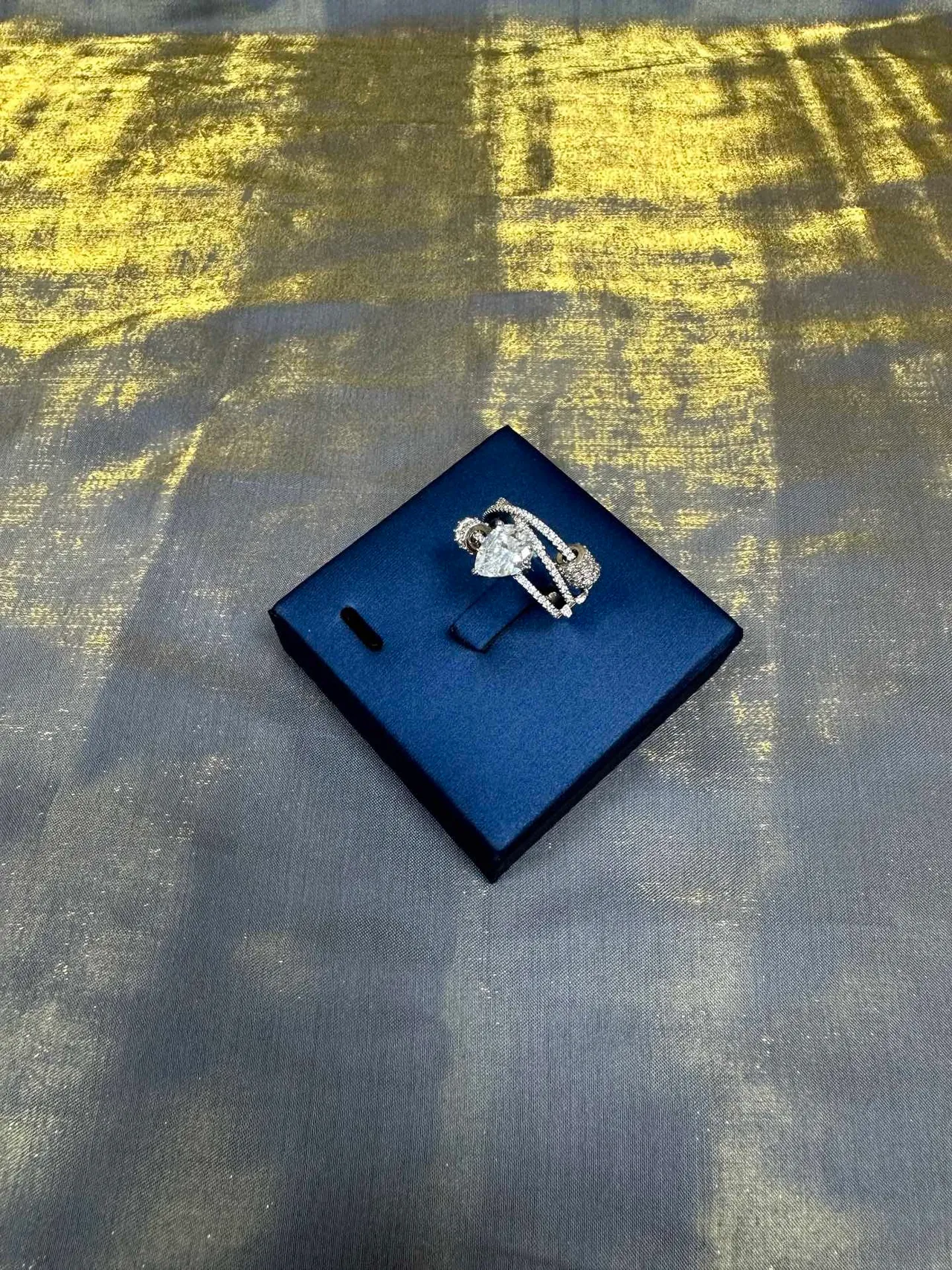 Tiffany & Co. Anillo de banda doble con piedra central en forma de pera pavé-set de plata y navy 9