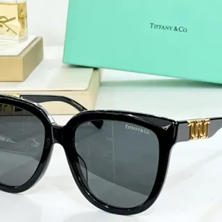 Tiffany & Co. T Collection ओवरसाइज्ड कैट-आई काला धूप का चश्मा