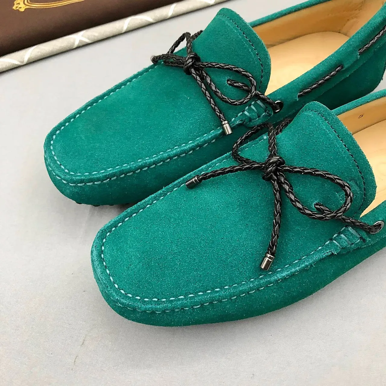 Tod's حذاء لوبفر أخضر أسود من السودي مع عقدة جلدية مضفرة 5