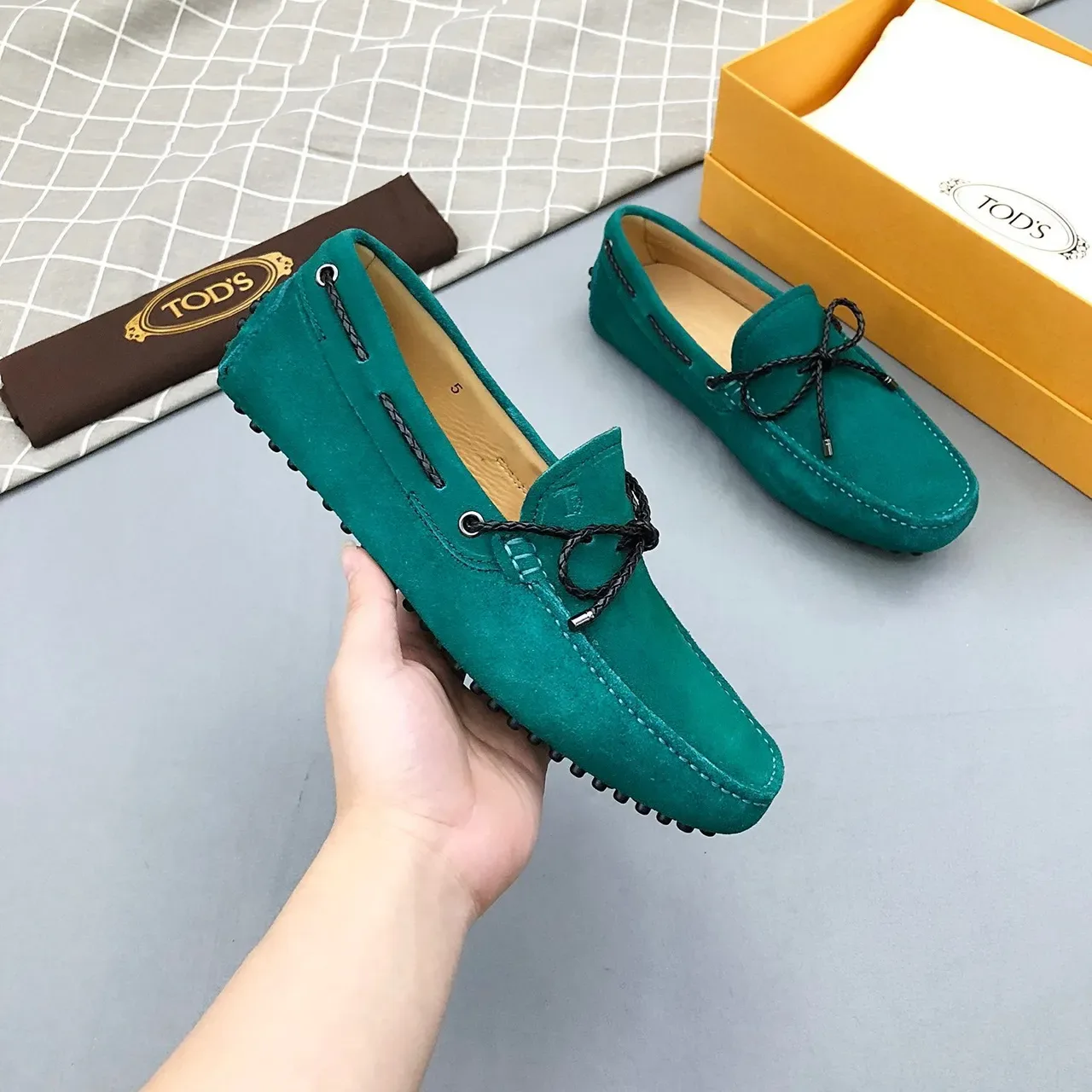 Tod's حذاء لوبفر أخضر أسود من السودي مع عقدة جلدية مضفرة 9