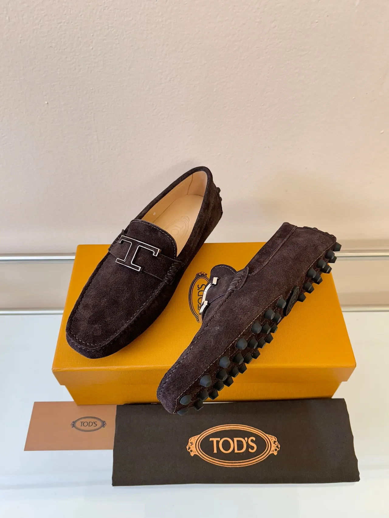 Tod's Gommino भूरा चांदी सूड ऊपरी भाग मेटल टी-बार बकल लोफर 2