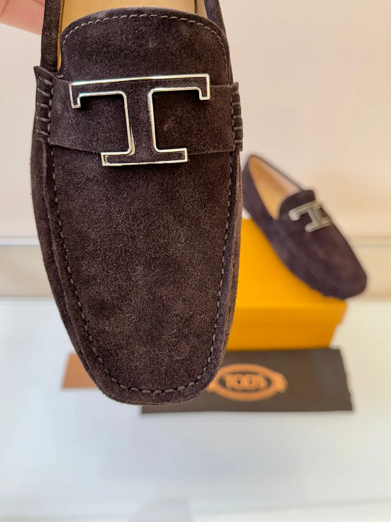 Tod's Gommino भूरा चांदी सूड ऊपरी भाग मेटल टी-बार बकल लोफर 3
