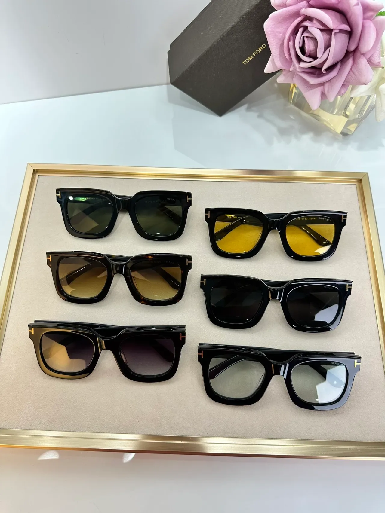 Gafas de sol Tom Ford Cat-Eye negro dorado acetato brillante silueta angular 3