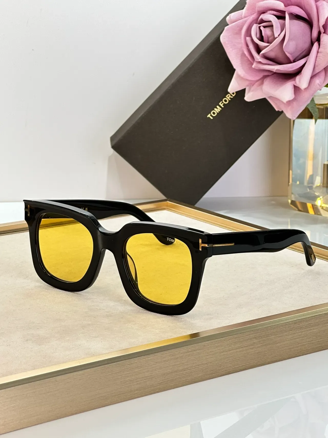 Gafas de sol Tom Ford Cat-Eye negro dorado acetato brillante silueta angular 4
