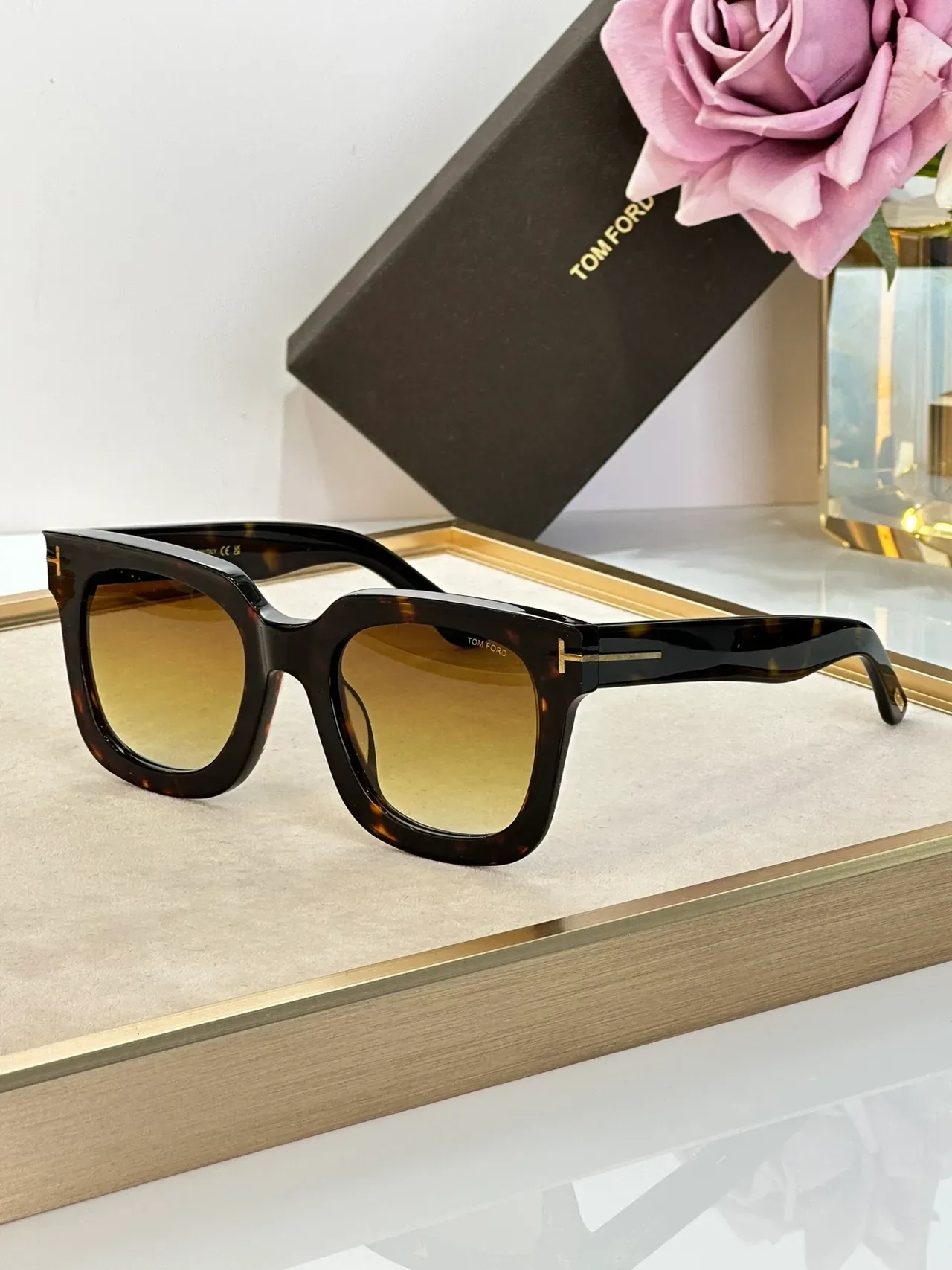 Gafas de sol Tom Ford Cat-Eye negro dorado acetato brillante silueta angular 6