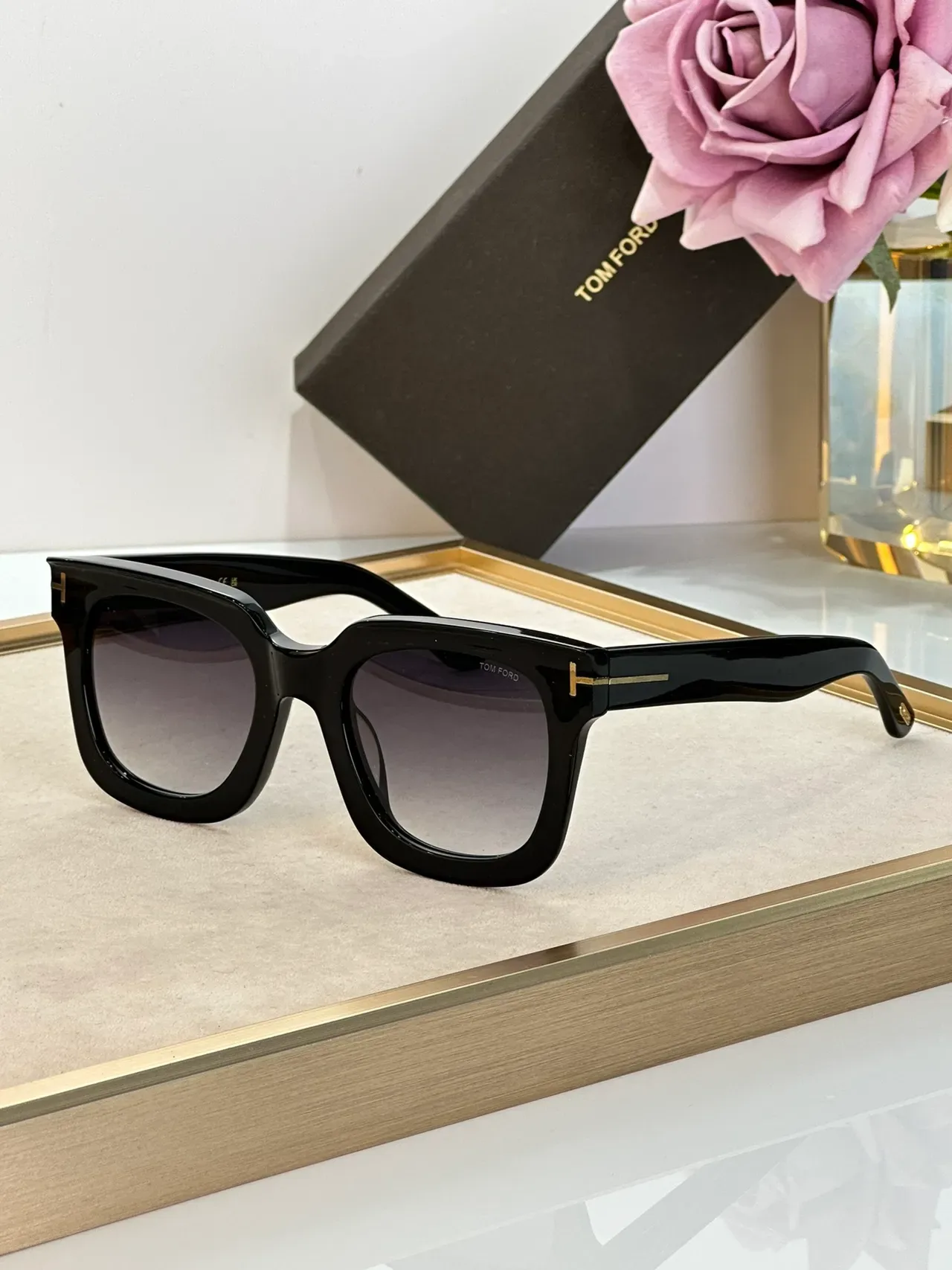 Gafas de sol Tom Ford Cat-Eye negro dorado acetato brillante silueta angular 7