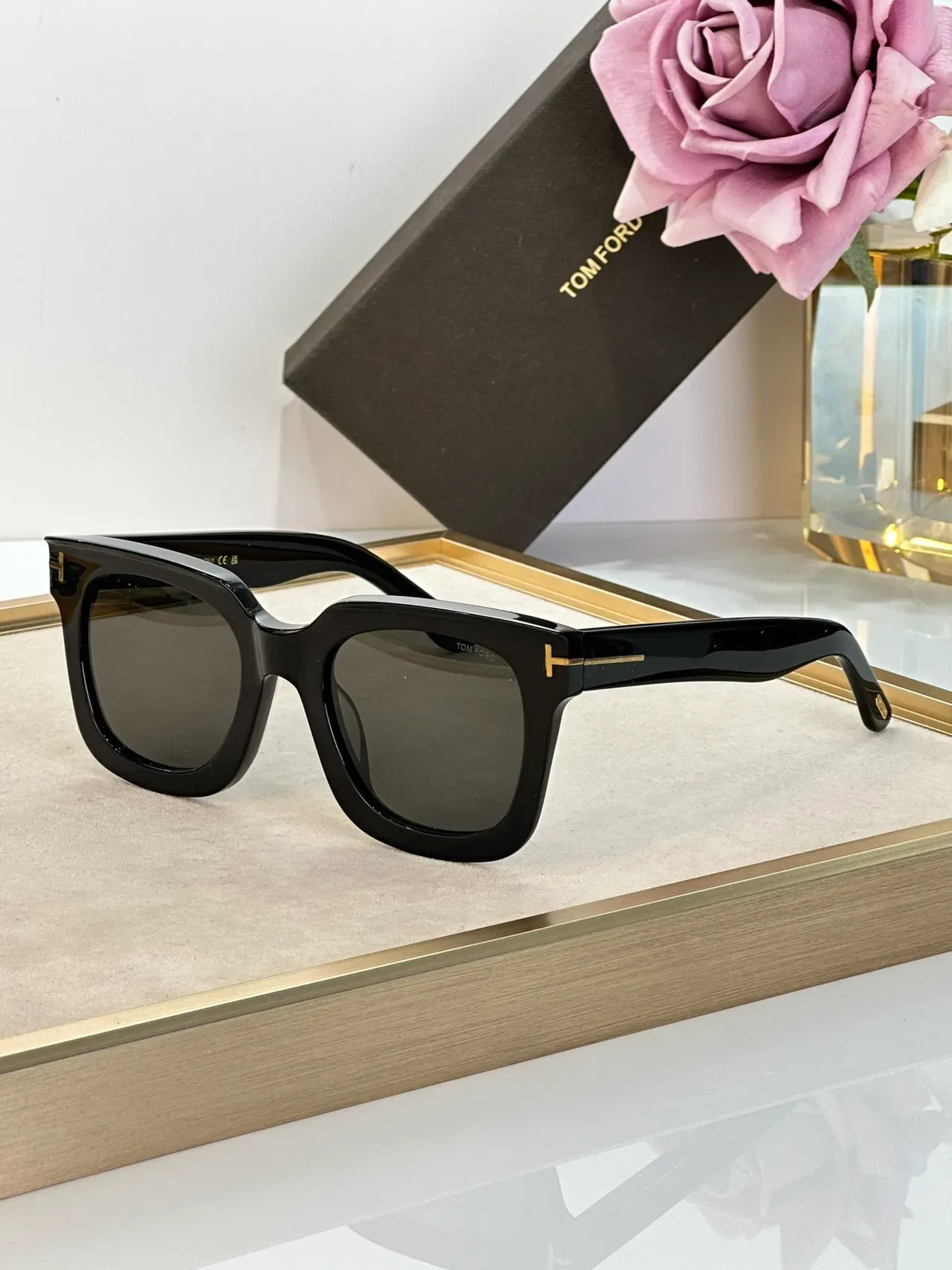 Gafas de sol Tom Ford Cat-Eye negro dorado acetato brillante silueta angular 9