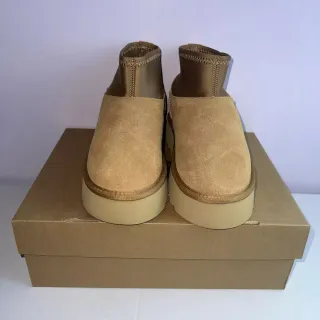 UGG भूरा स्लिप ऑन प्लेटफॉर्म सोल एंकल बूट्स