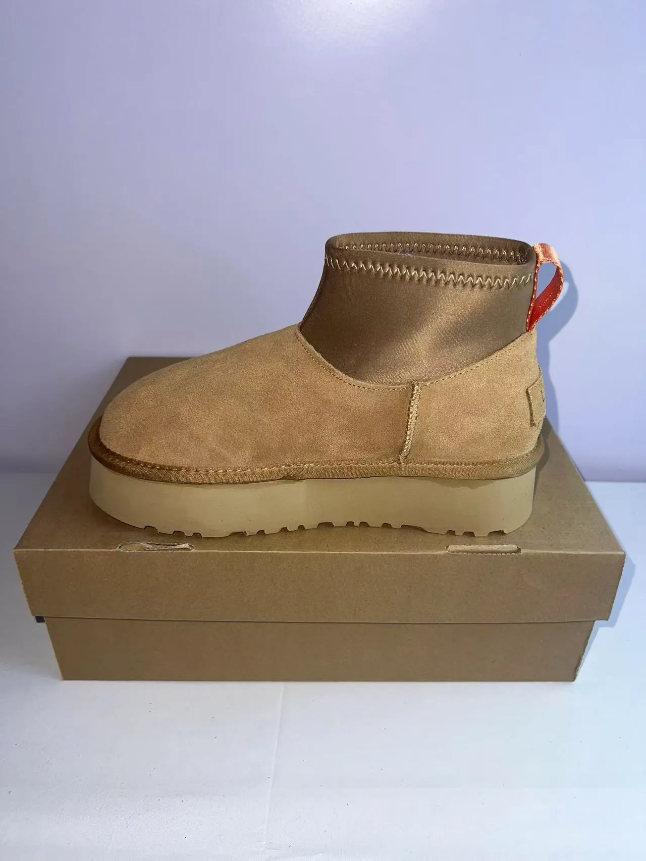 UGG Beige Bottes à la cheville à semelle de plateforme slip-on 4