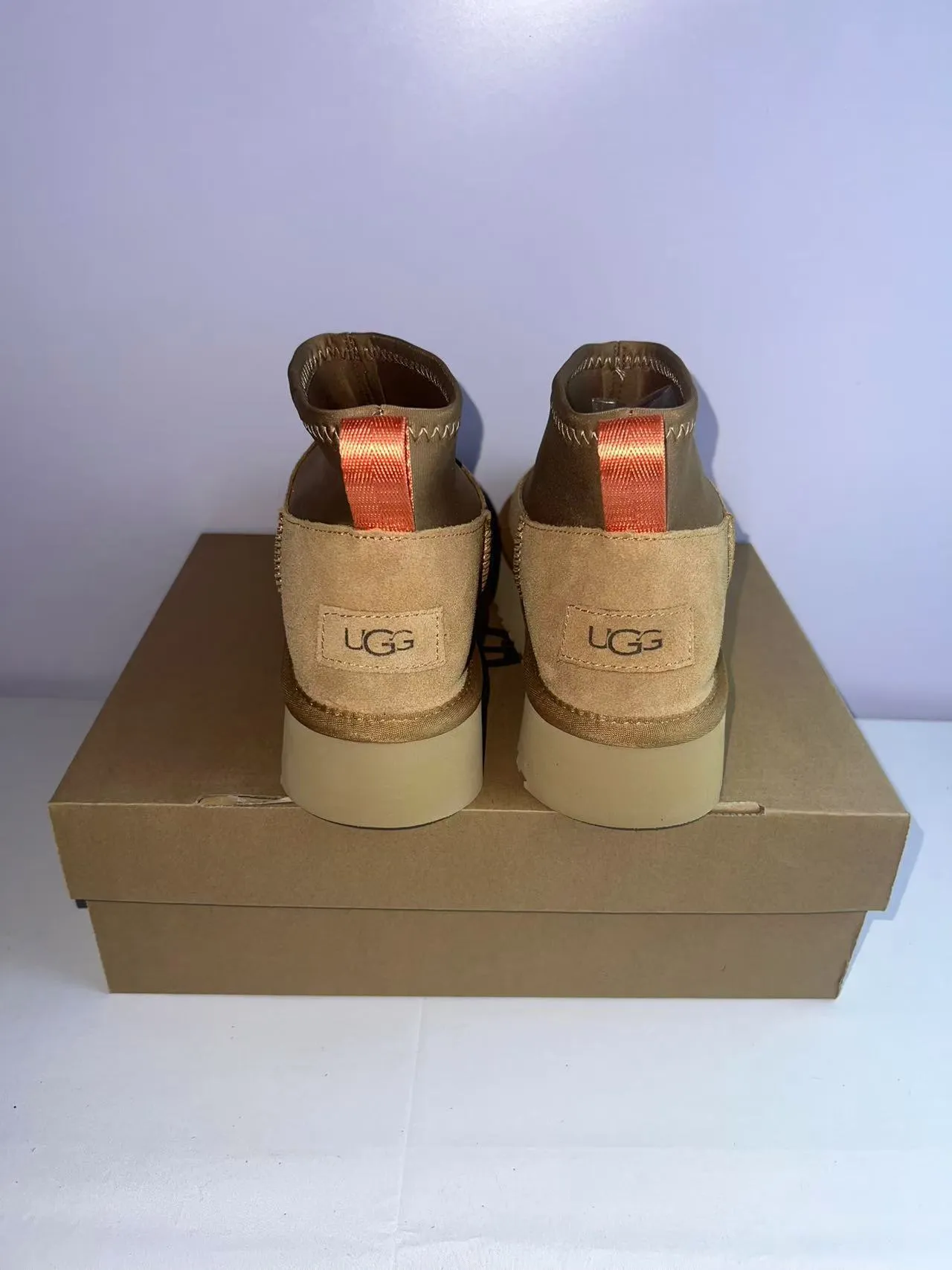 UGG Beige Bottes à la cheville à semelle de plateforme slip-on 5
