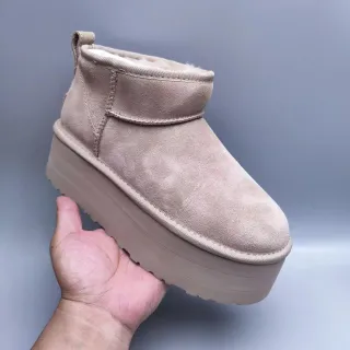 UGG হালকা বাদামী সুয়েড উপর শিয়ারলিং লাইন্ড কাফ স্নো বুট