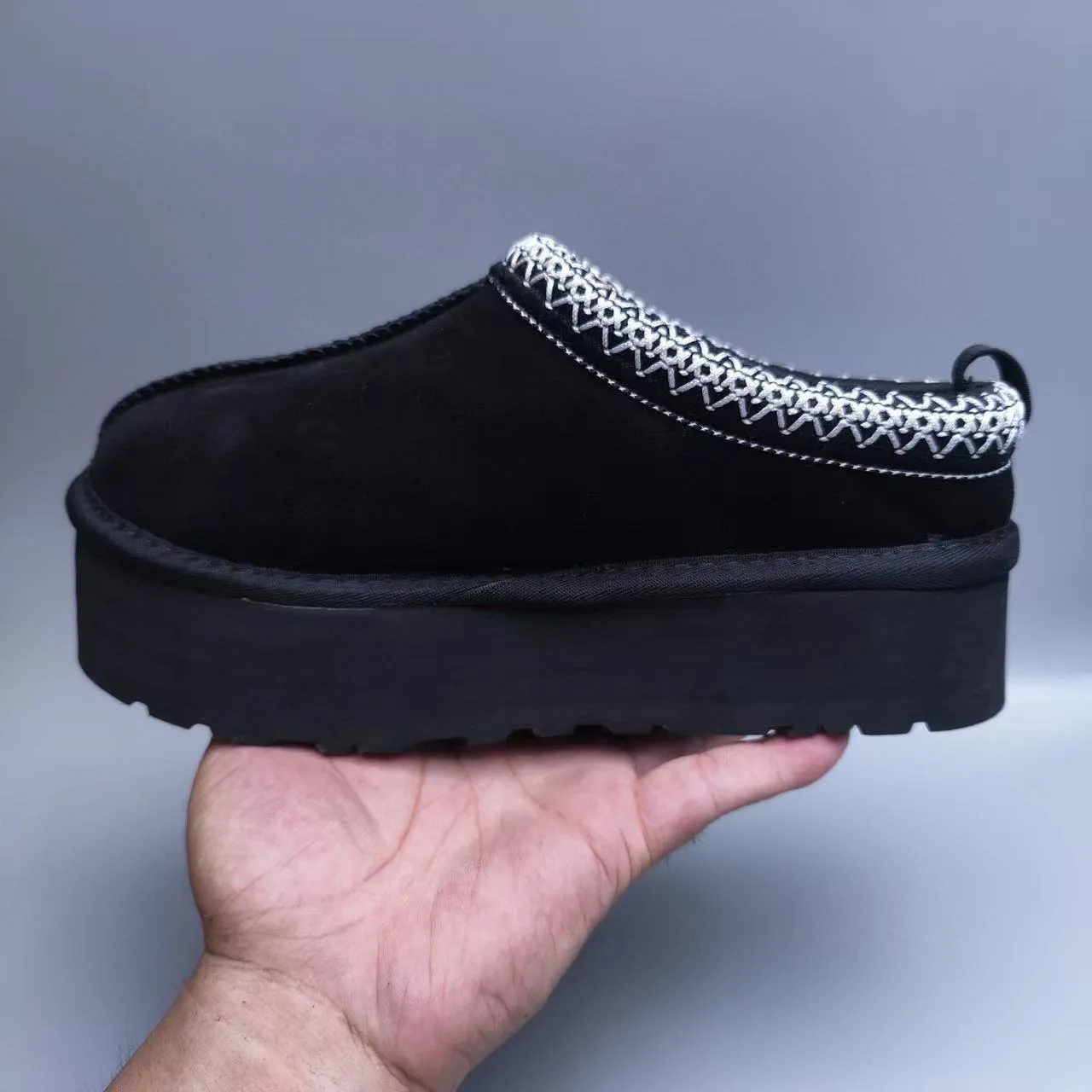 UGG 黑色白色平台鞋羊毛内里休闲鞋 3