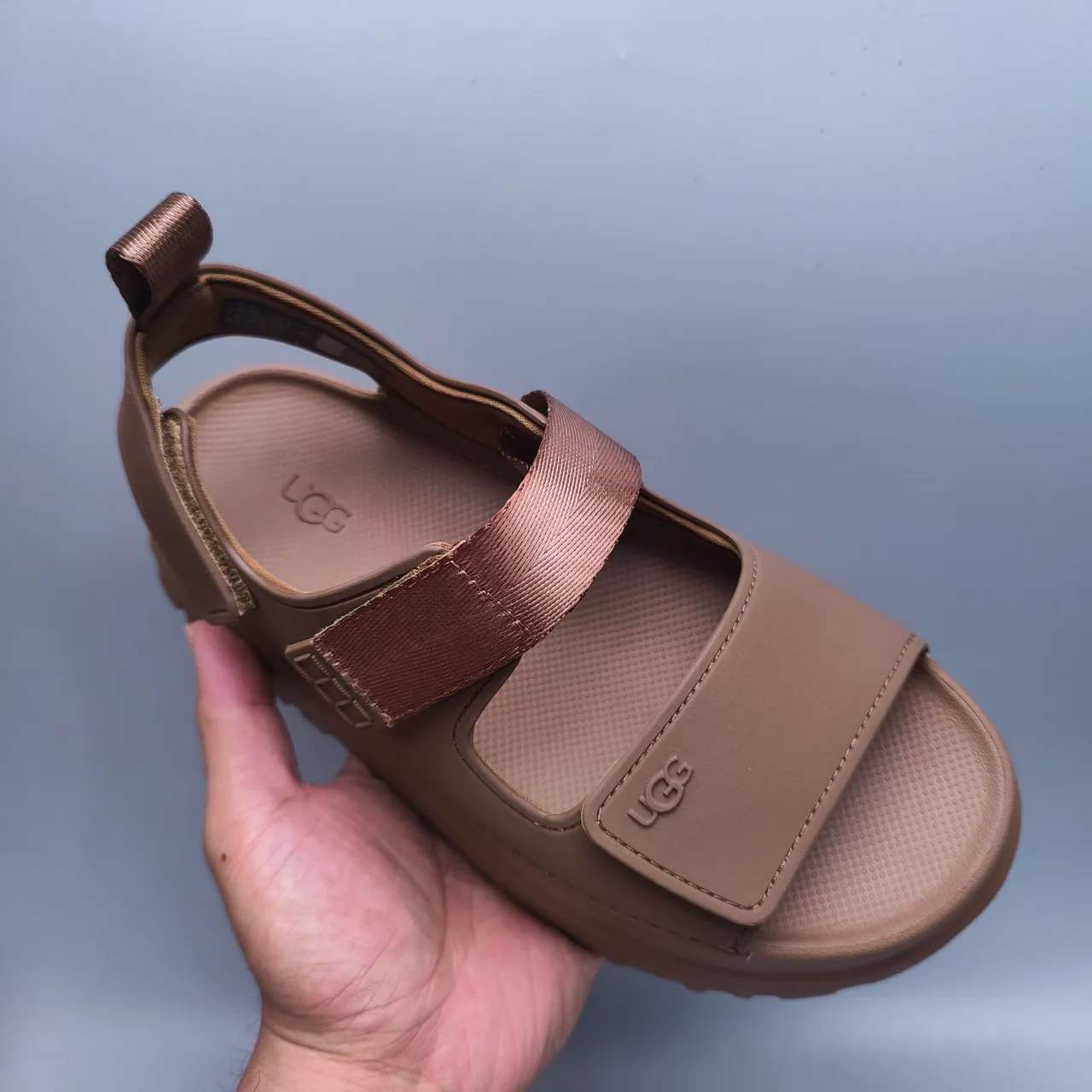 UGG বাদামি বেইজ প্ল্যাটফর্ম সোল ডুয়াল-স্ট্র্যাপ ক্লোজার ক্যাজুয়াল স্যান্ডেল 4