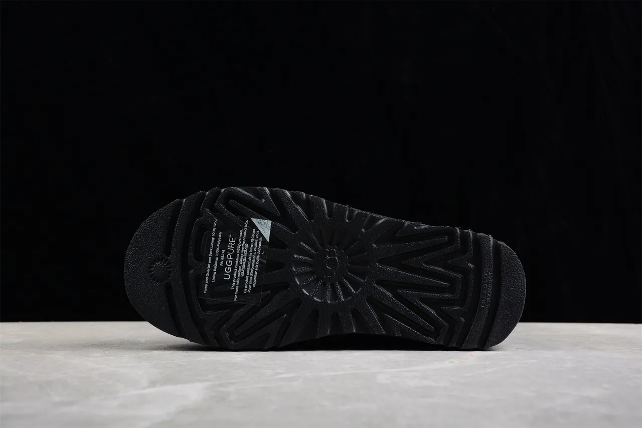 UGG Bottes de neige noires classiques à lacets étoile 7