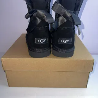UGG क्लासिक मिनी बाउ ब्लैक सुड एंक्ल बूट