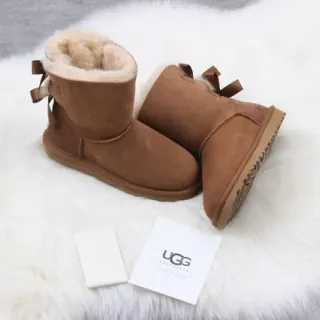 UGG क्लासिक मिनी बाउ चेस्टनट सूड एंक्ल बूट्स