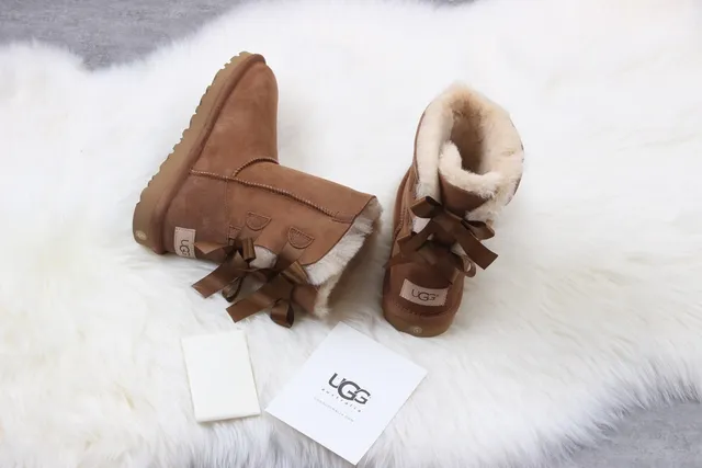 UGG 经典迷你蝴蝶结栗色麂皮踝靴 2