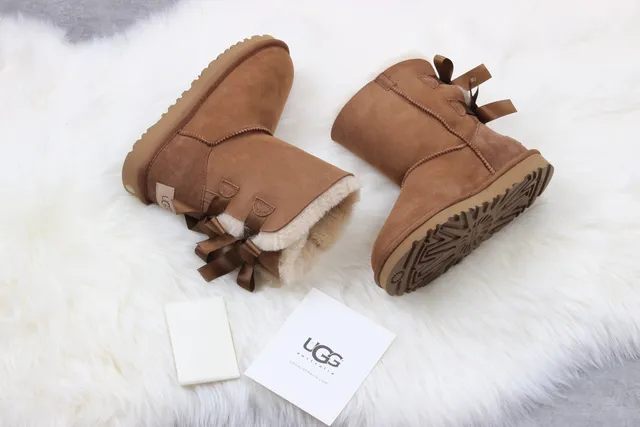 UGG 经典迷你蝴蝶结栗色麂皮踝靴 3