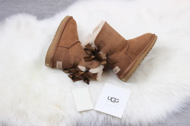 UGG 经典迷你蝴蝶结栗色麂皮踝靴 4
