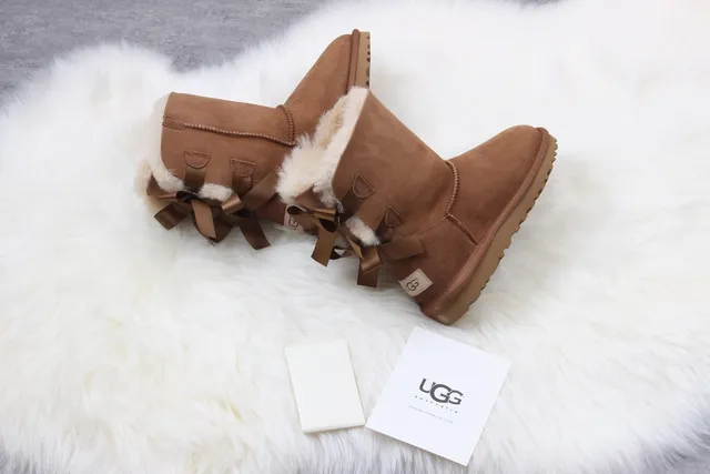 UGG 经典迷你蝴蝶结栗色麂皮踝靴 5